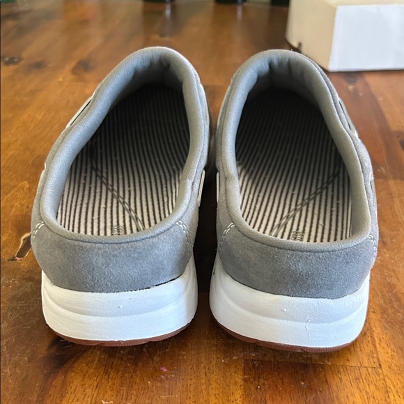 New No Tags Women's Easy Spirit Travelport  Gray/White Slip-On Mules Clogs: 11 - Picture 8 of 8